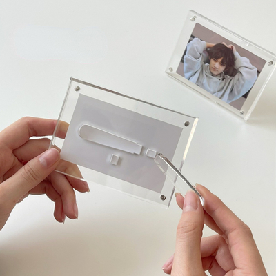 Marco fotográfico magnético acrílico transparente para imágenes de 5 x 7 con pie de apoyo para la estabilidad