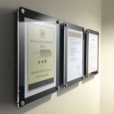 Decoración Fotogramas flotantes de acrílico de 13' x 16' con paredes metálicas