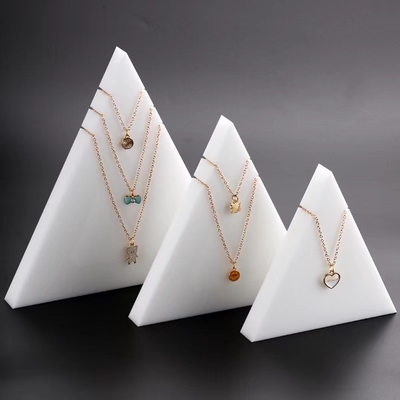 Diseño moderno triángulo collar de acrílico Display Stand Holder para joyería