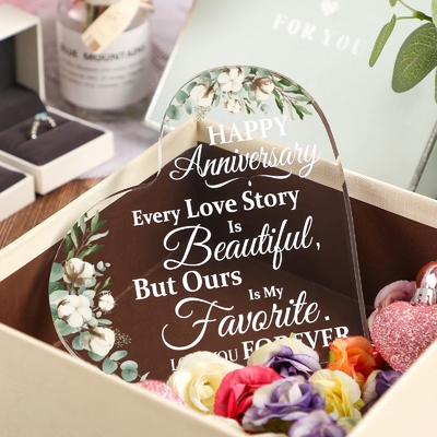 Muestra de cartel acrílico en forma de corazón para regalo de boda