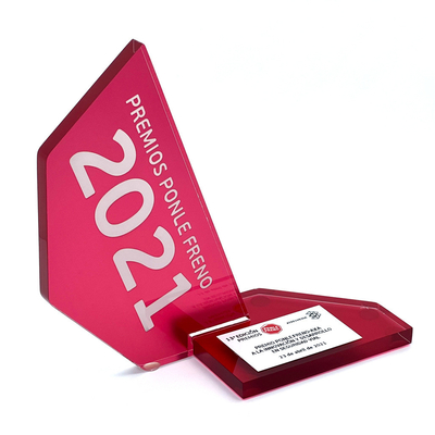 Grabación de premios acrílicos personalizados personalizables para regalos y trofeos de aniversario escolar